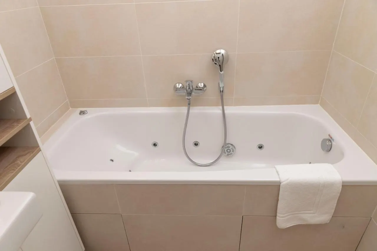 Pool And Hot Tub - Romantic Hideaway Apartment Vienna