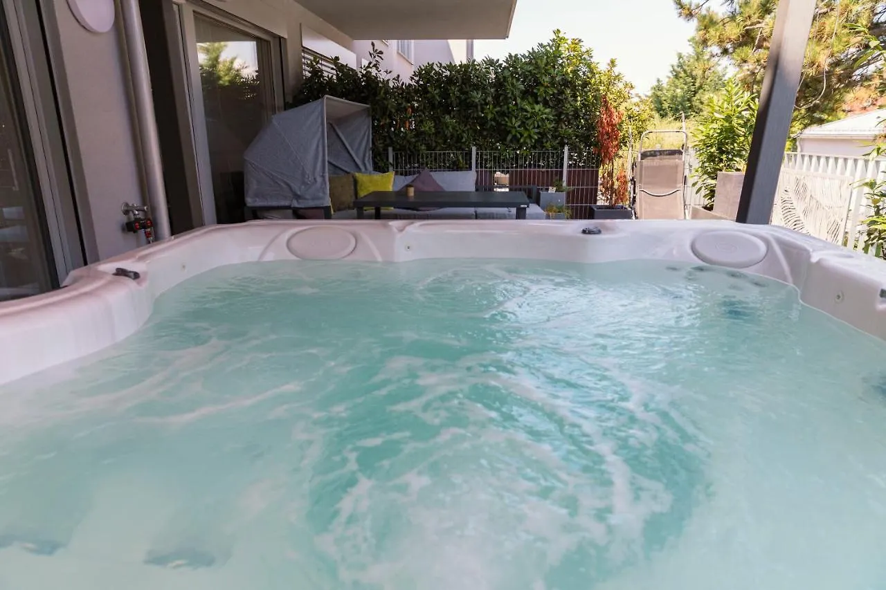 Pool And Hot Tub - Romantic Hideaway Apartment Vienna