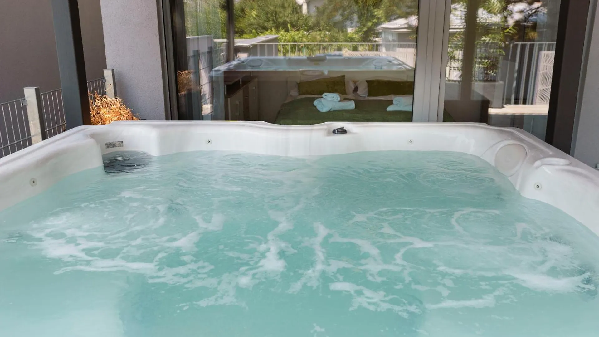 Pool And Hot Tub - Romantic Hideaway Apartment Vienna Austria